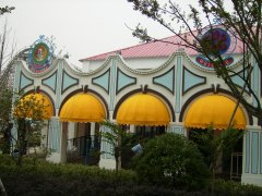伸（shēn）縮（suō）式遮陽雨棚訂製（zhì）生產廠家哪個好（hǎo）？有什麽優
